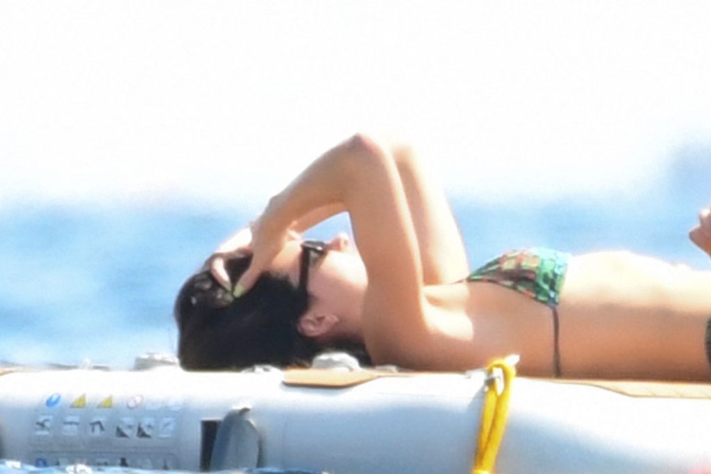 Kendall Jenner Chills Out in the Blazing Hot Sunshine in Nerano (86 Photos)