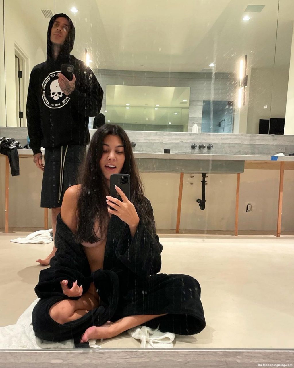 Kourtney Kardashian Makes a Hot Selfie (1 Photo)
