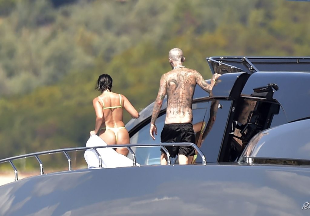 Kourtney Kardashian Flashes Her Pussy and Butt During Italian Getaway with Her Boyfriend (107 Photos)