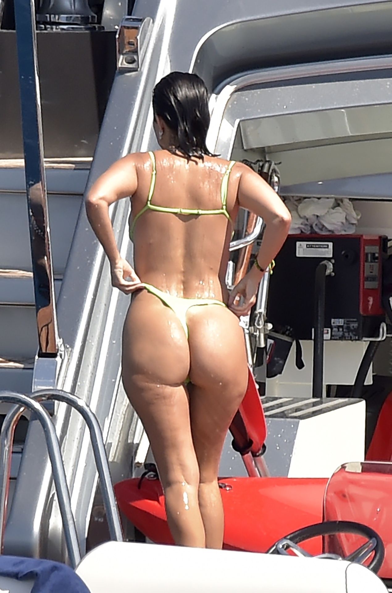 Kourtney-Kardashian-Pussy-Butt-Bikini-27-thefappeningblog.com1_.jpg