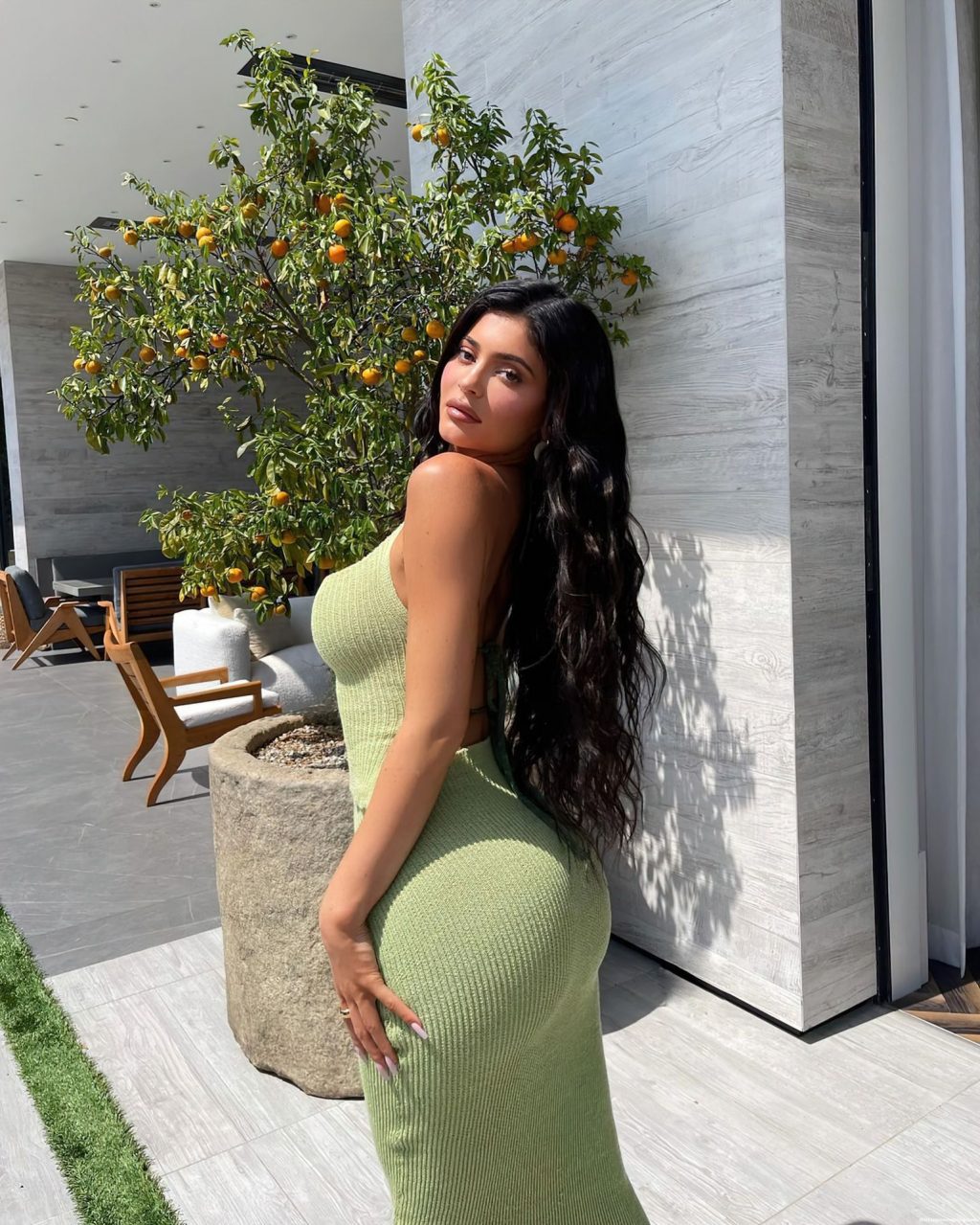 Kylie Jenner Looks Hot at The Party (6 Hot Photos)