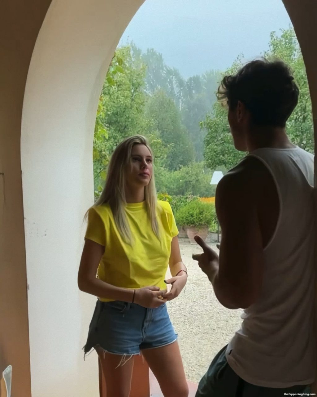 Braless Lele Pons Shakes Her Tits to Get Attention (5 Pics + Video)