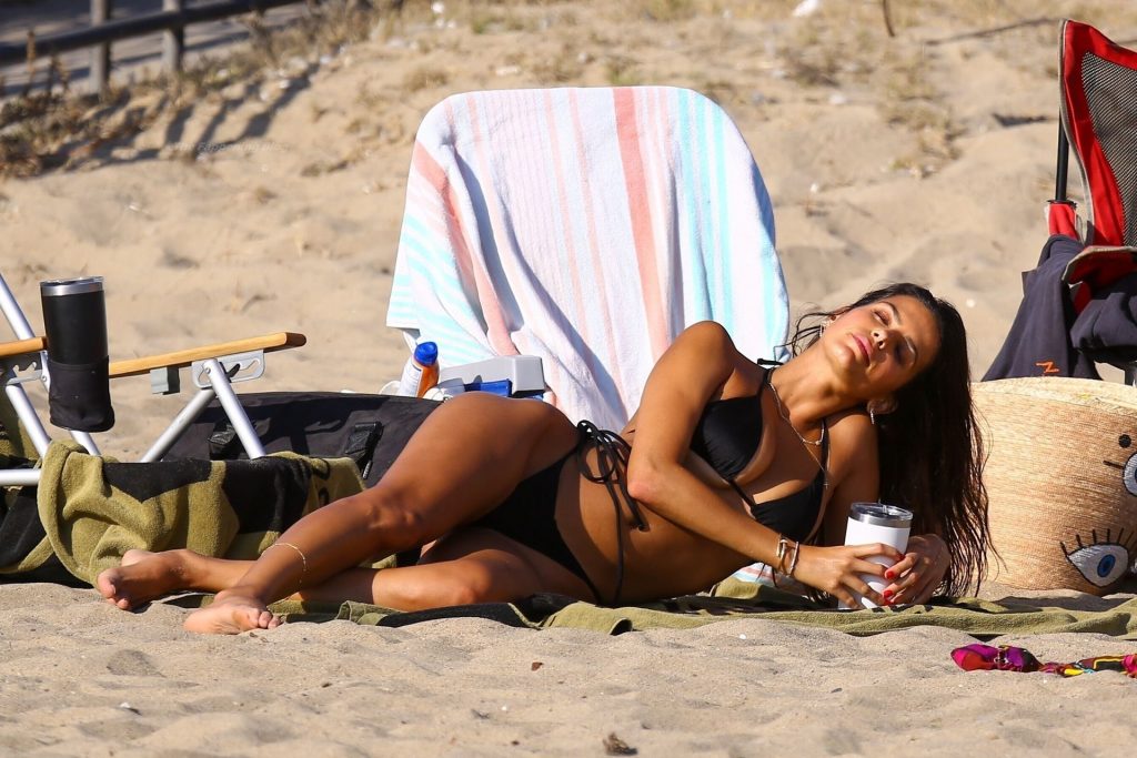 Ludi Delfino &amp; Marcela Braga Enjoy a Beach Day (57 Photos)