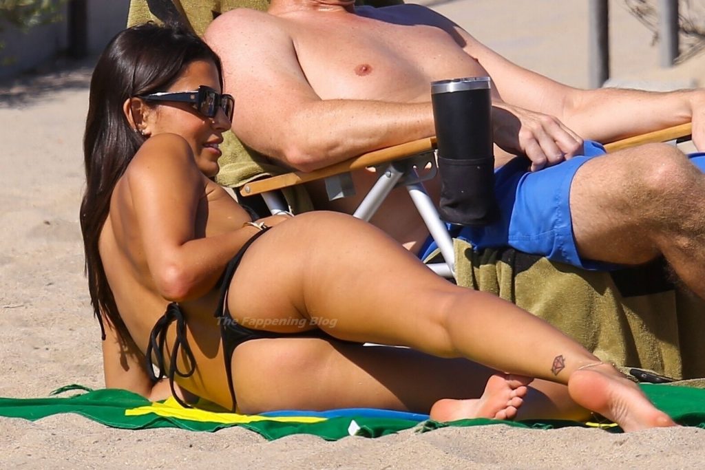Ludi Delfino &amp; Marcela Braga Enjoy a Beach Day (57 Photos)