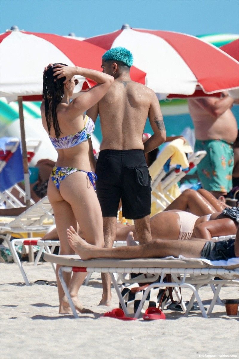 Paris Berelc Looks Hot in a Bandeau Bikini at the Beach in Miami (20 Photos)
