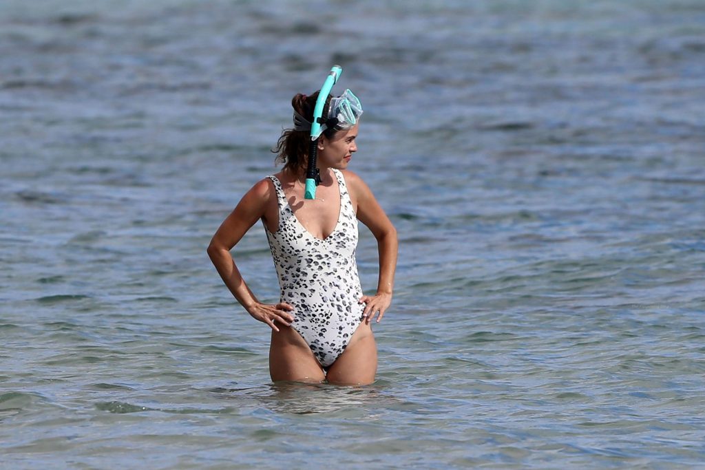 Rachel Bilson Enjoys Her Vacation in Hawaii (60 Photos)