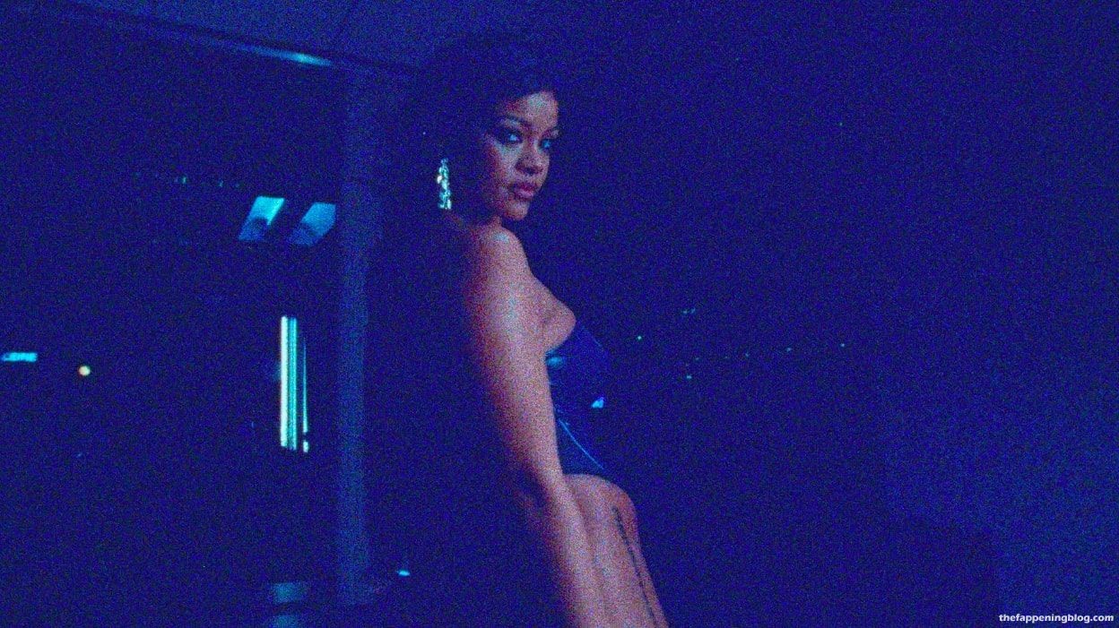 Rihanna-Nude-Sexy-The-Fappening-Blog-23.jpg