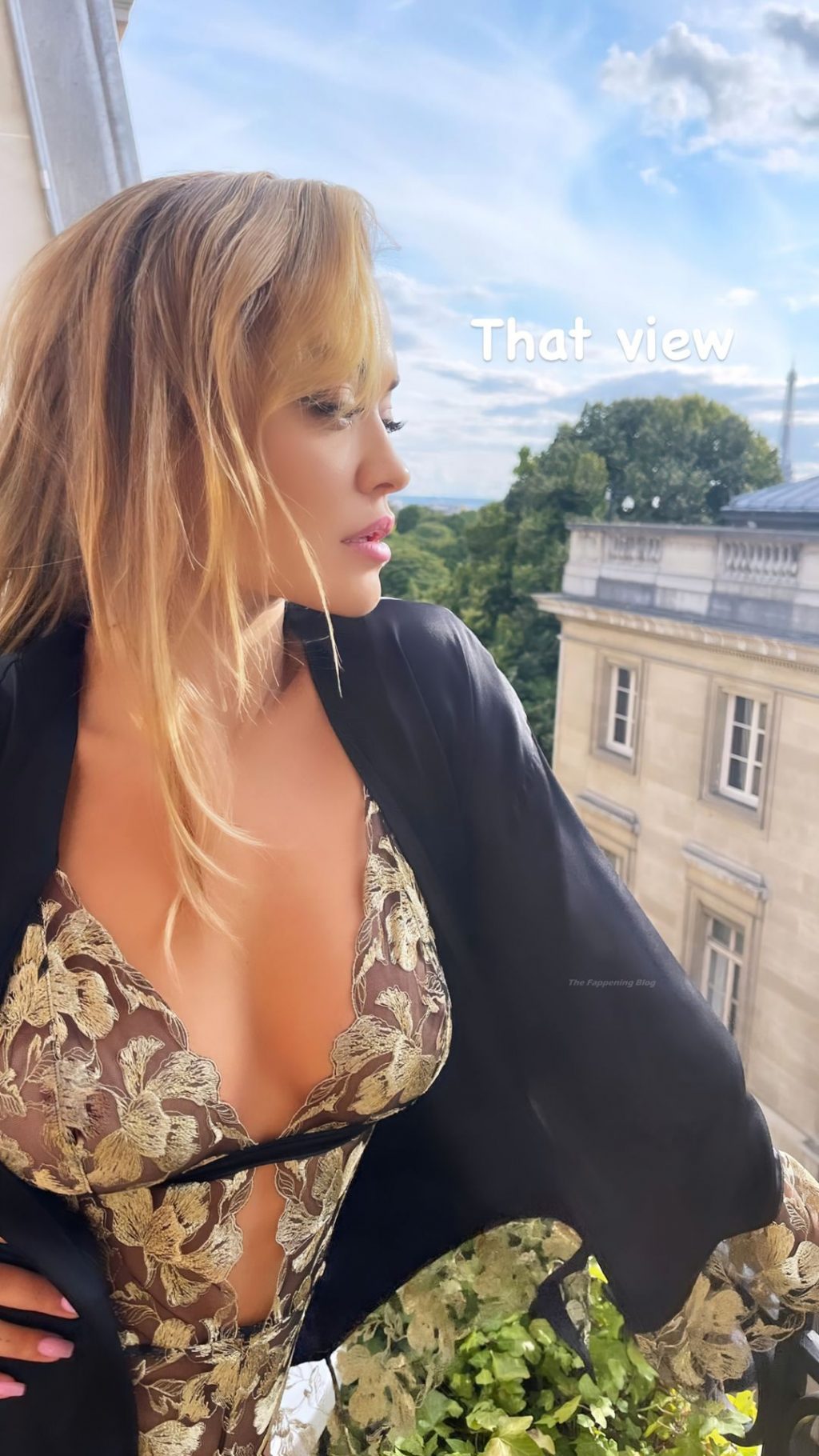 Rita Ora Displays Her Nude Tits (7 Photos)