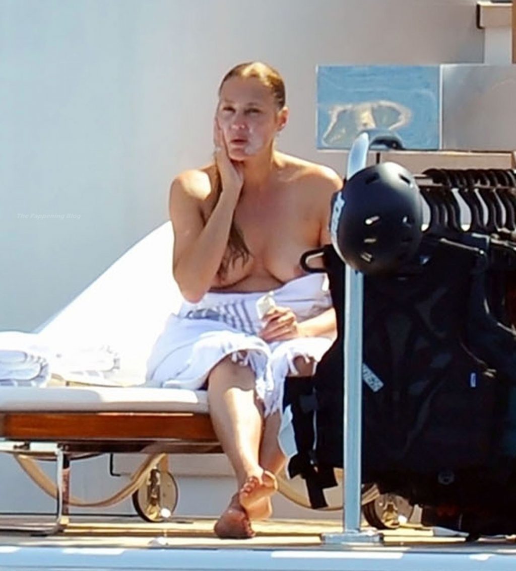 Yasmin Le Bon Shows Her Nude Tits on Vacation with Her Husband Simon Le Bon on Their Holidays in Portofino (20 Photos)