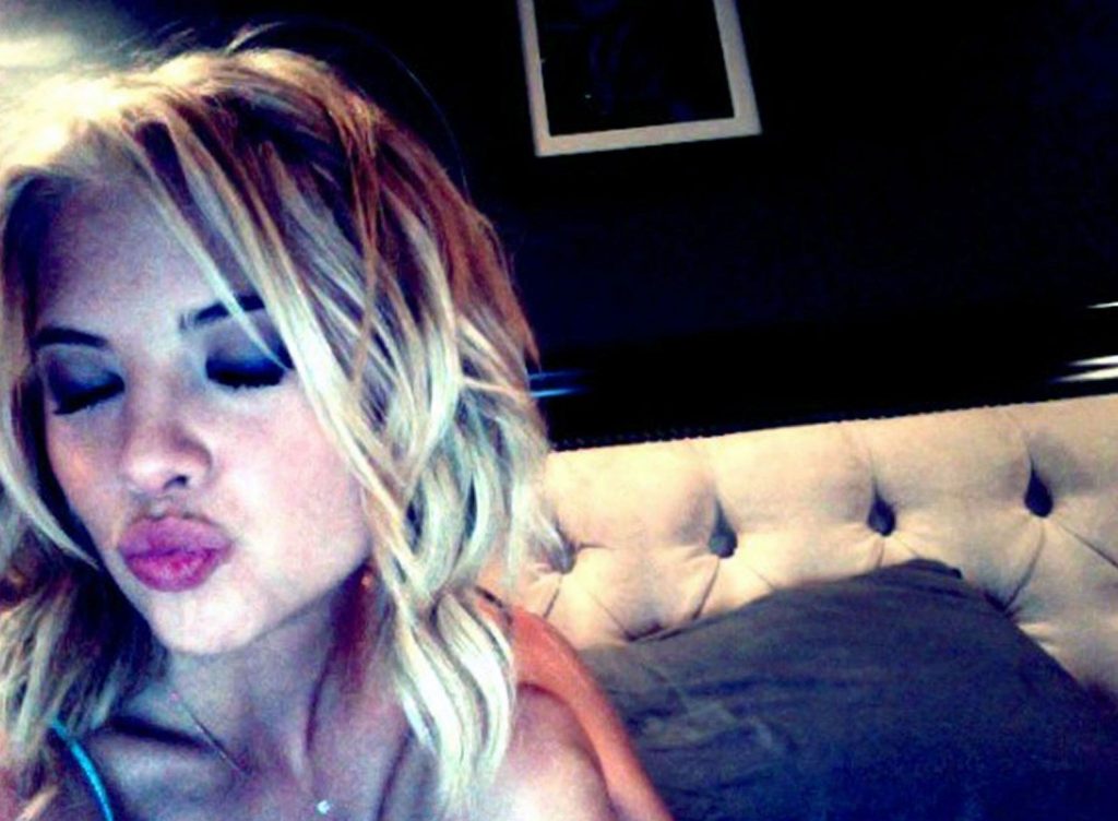 Ashley Benson  nackt