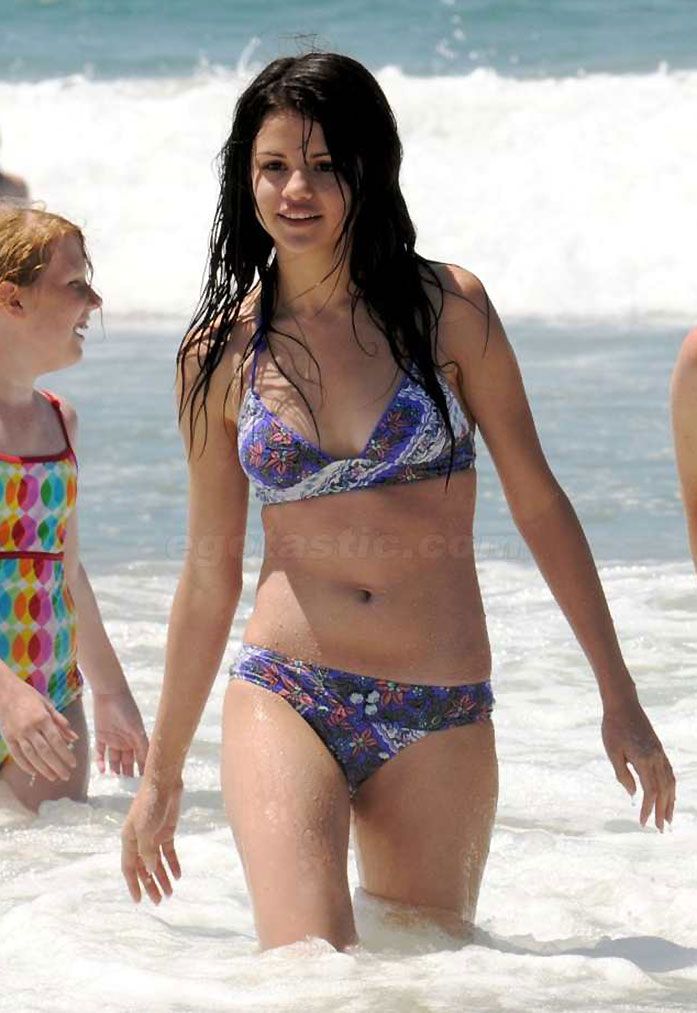 Selena Gomez Nude &amp; Sexy Collection – Part 2 (186 Photos)