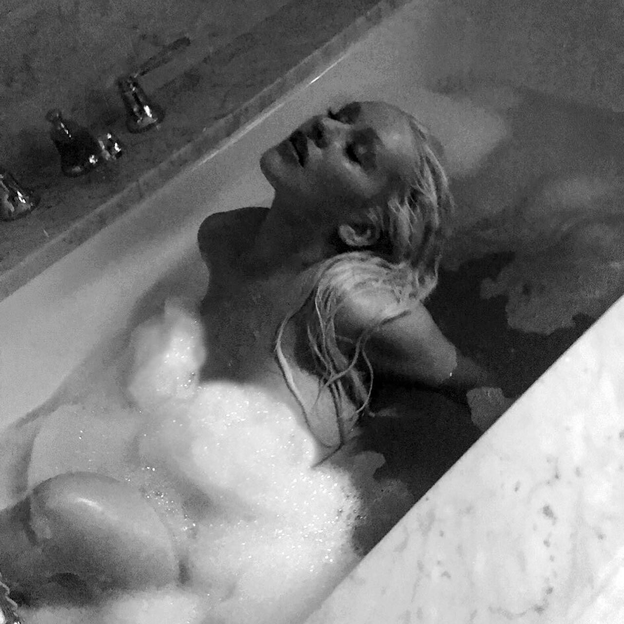 0826113729596_005_02-Christina-Aguilera-Nude-thefappeningblog.com_.jpg