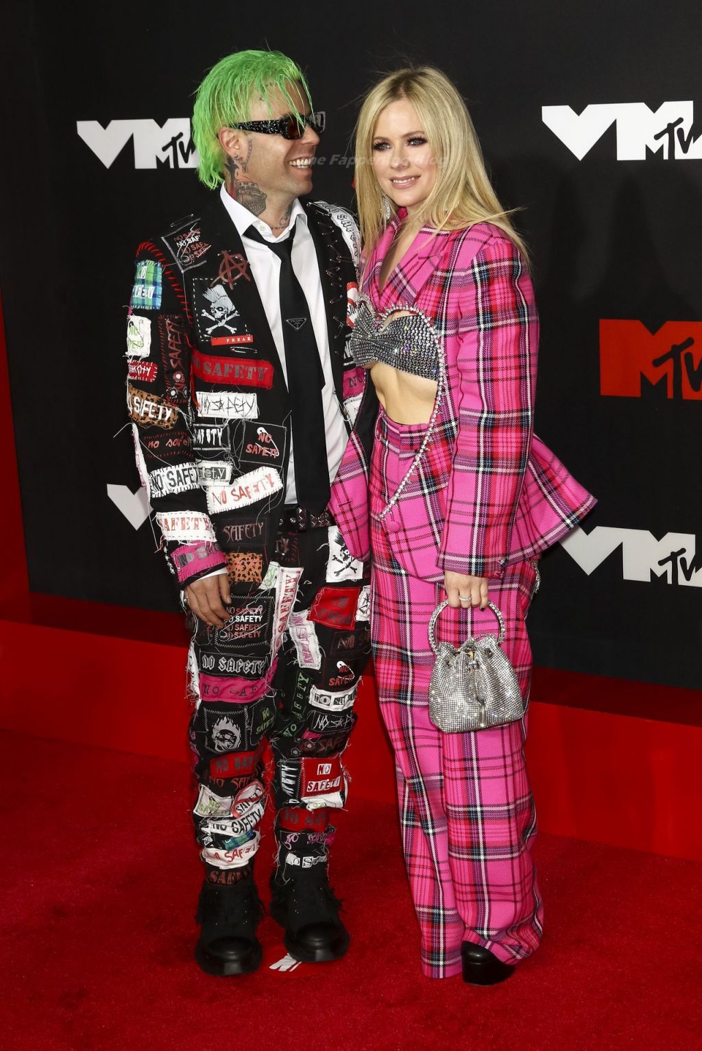 Avril Lavigne Looks Hot at the 2021 MTV Video Music Awards (30 Photos + Video)