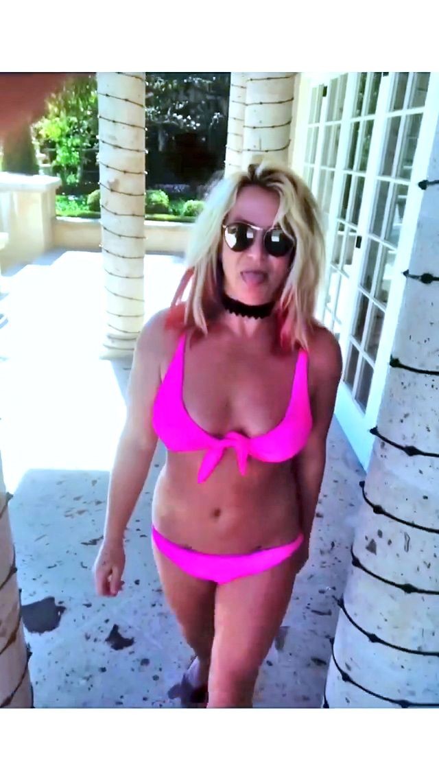 Britney Spears Sexy &amp; Topless (6 Pics + Video)