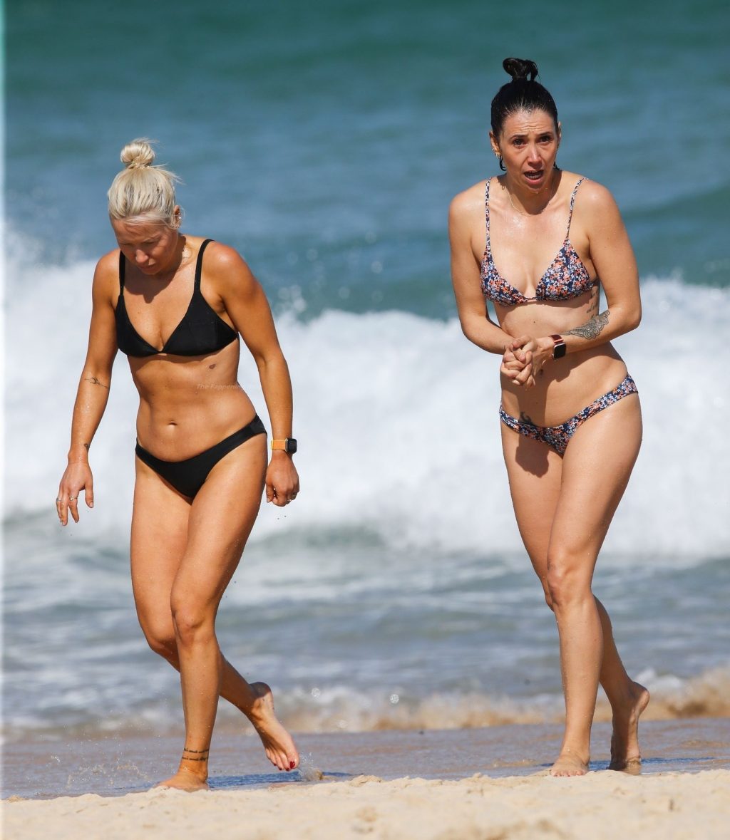 Caroline Groth is Pictured on the Beach in Sydney (23 Photos)