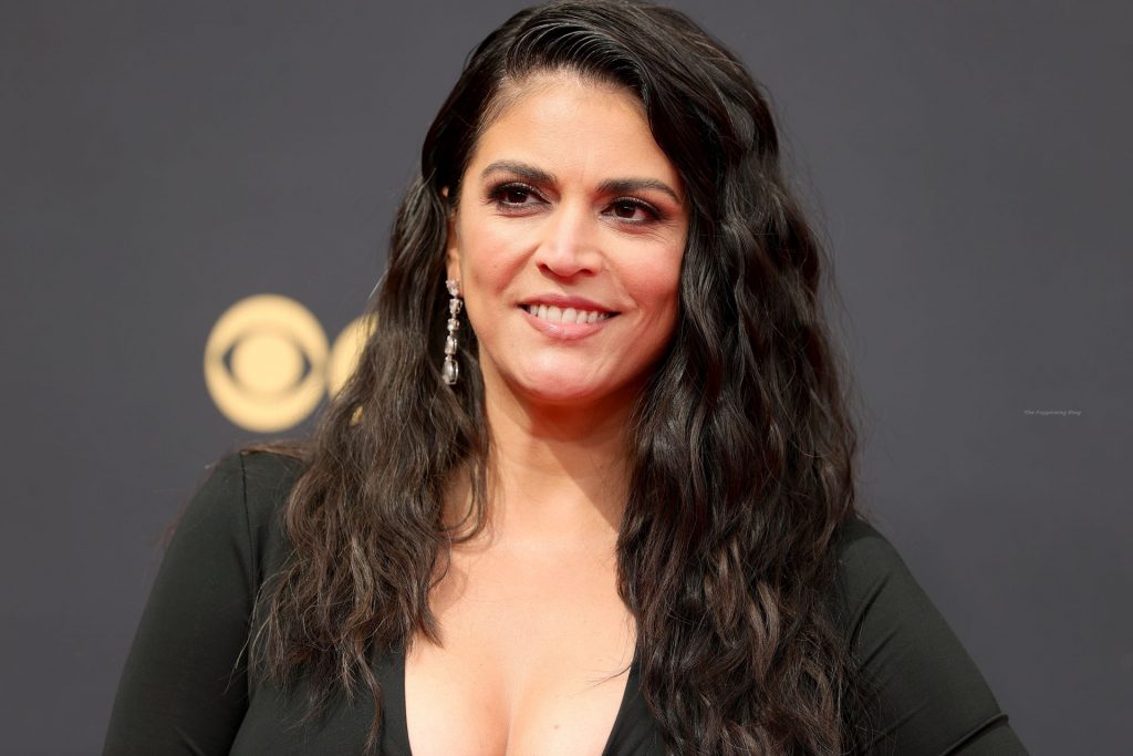 Cecily Strong Flaunts Her Boobs at the 73rd Primetime Emmy Awards in Los Angeles (12 Photos)