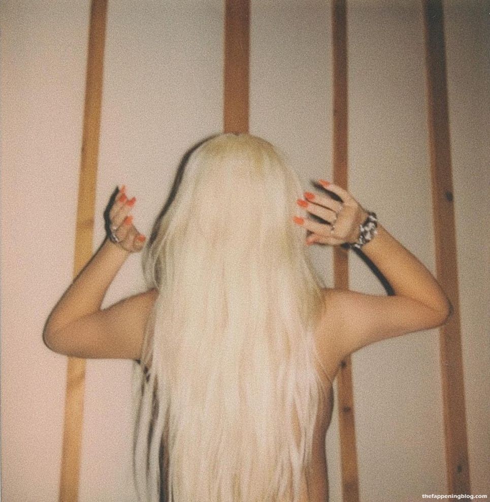 Christina Aguilera Topless (4 Photos)