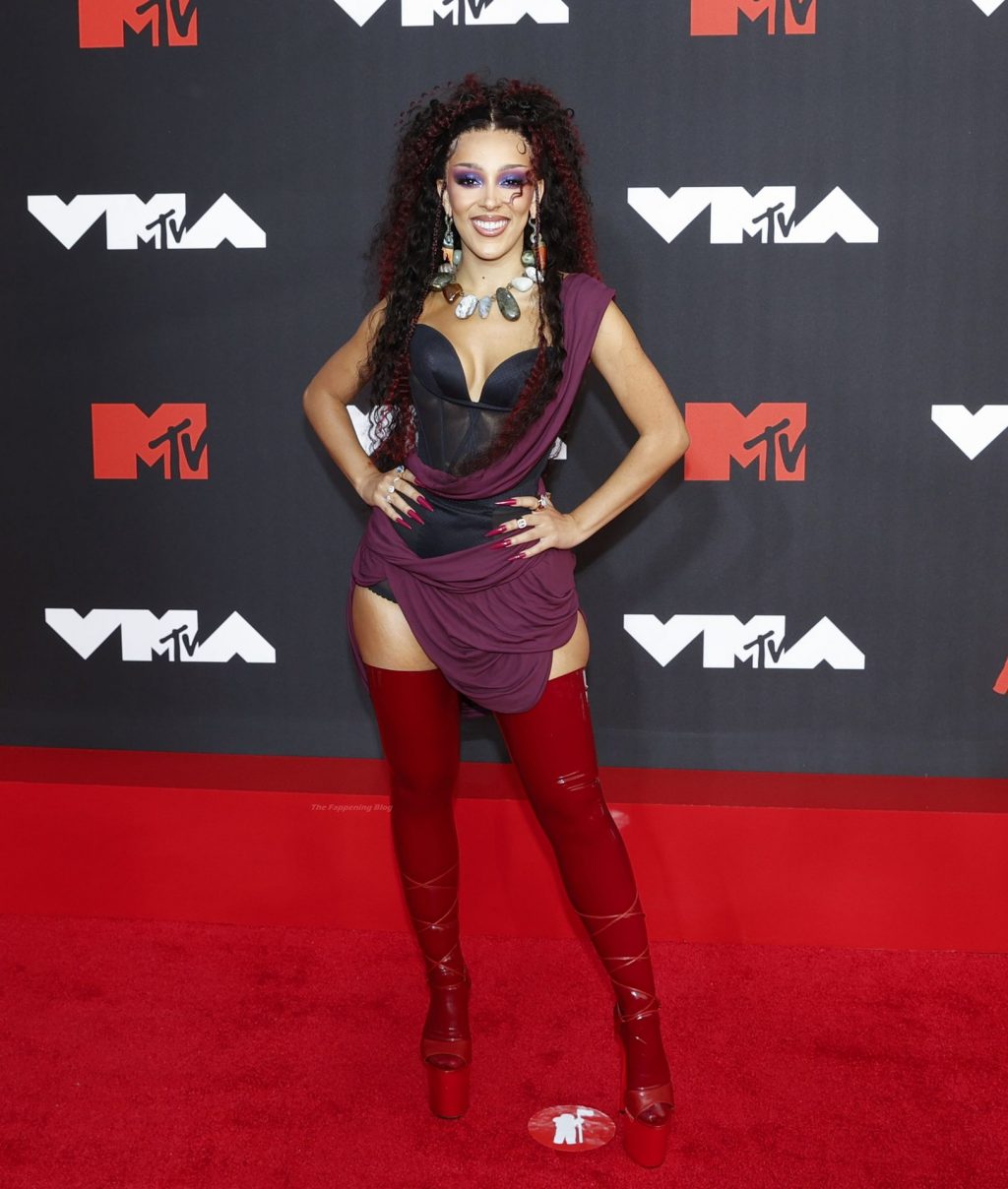Doja Cat Poses on the Red Carpet at the 38th Annual MTV Video Music Awards (20 Photos)
