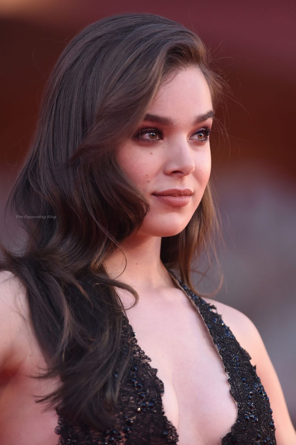 Hailee Steinfeld Flashes Her Toned Pins in a Black Dress at the Official Competition Premiere in Venice (117 Photos) [Updated]