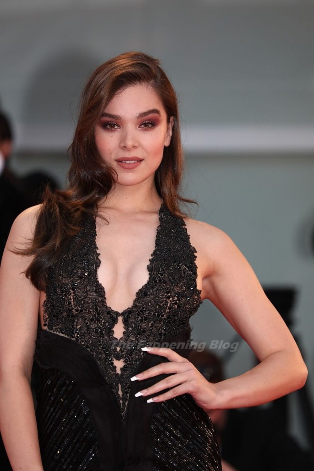 Hailee Steinfeld Flashes Her Toned Pins in a Black Dress at the Official Competition Premiere in Venice (115 Photos)