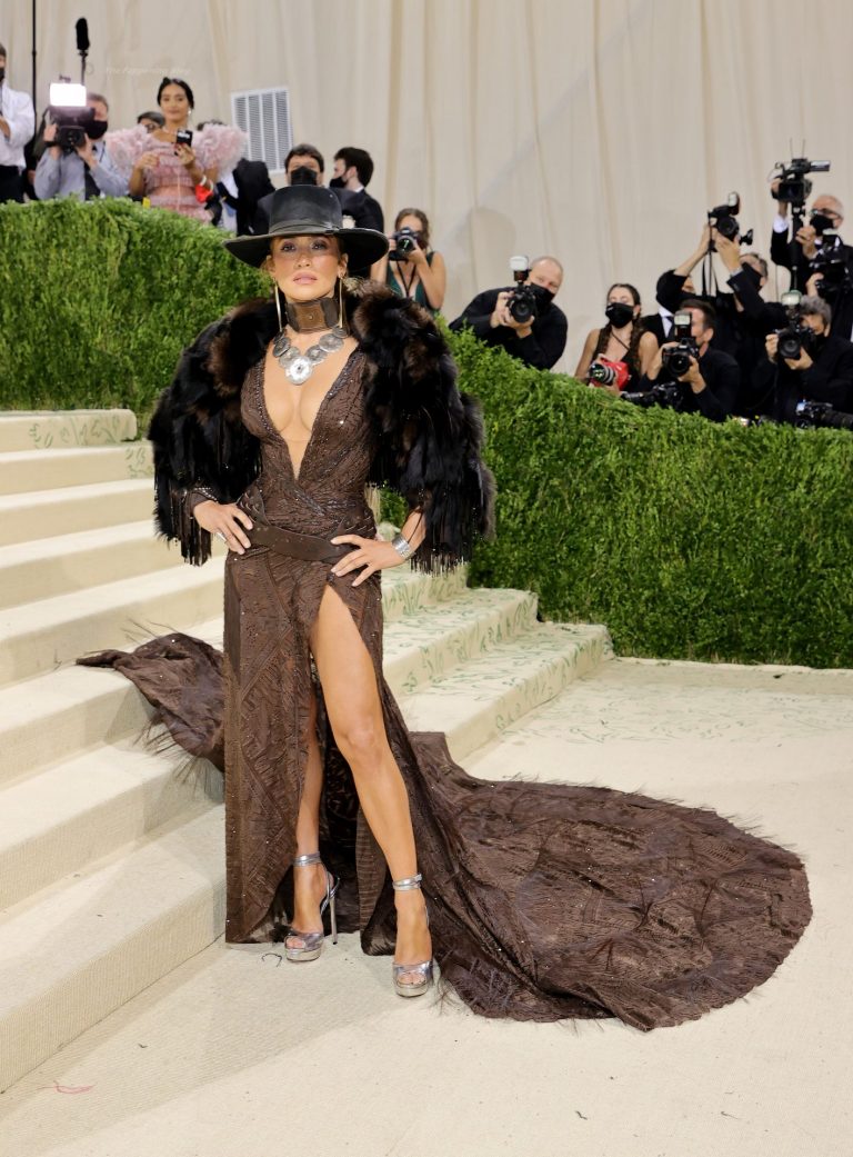 Jennifer Lopez Shows Off Her Tits And Legs At The Met Gala In Nyc