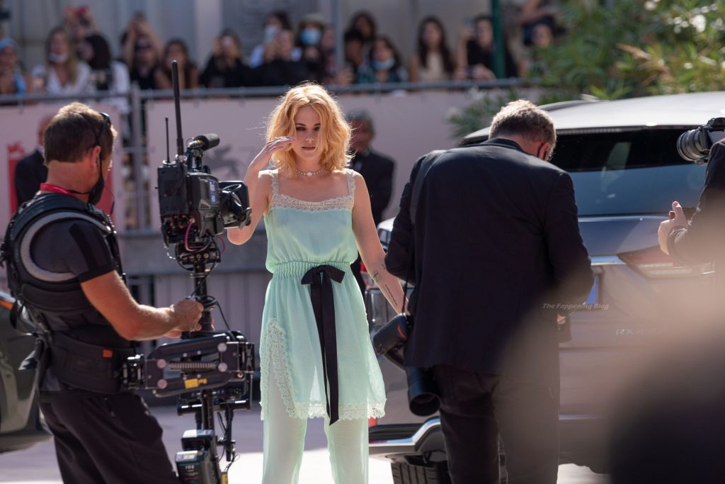 Kristen Stewart Arrives For the “Spencer” Premiere During the 78th Venice International Film Festival (150 Photos)