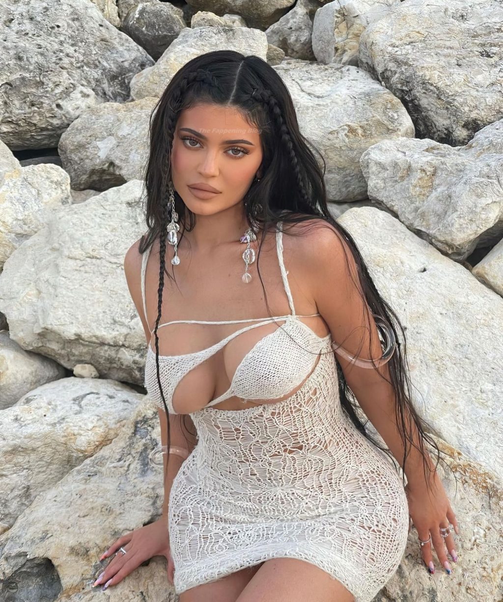 Kylie Jenner Sexy Collection (11 Photos)