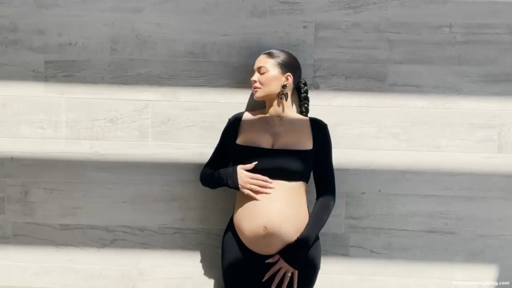 Kylie Jenner Shows Her Baby Bump (6 Pics + Video)