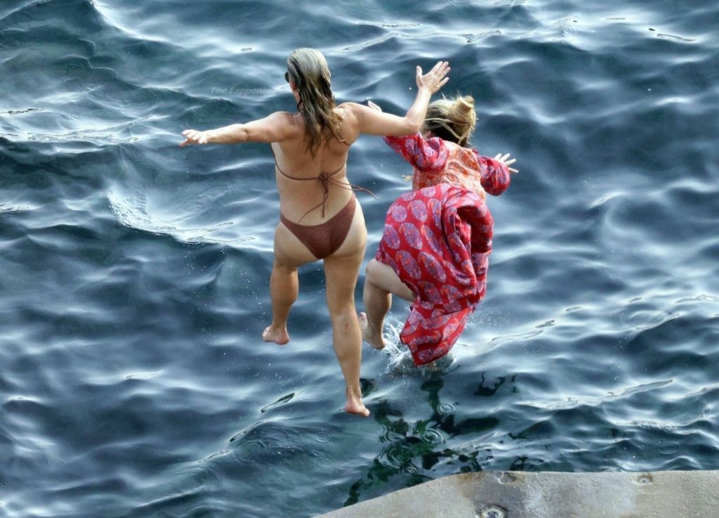 Molly Sims &amp; Scott Stuber Enjoy a Relaxing Sea Holiday in Capri (58 Photos)