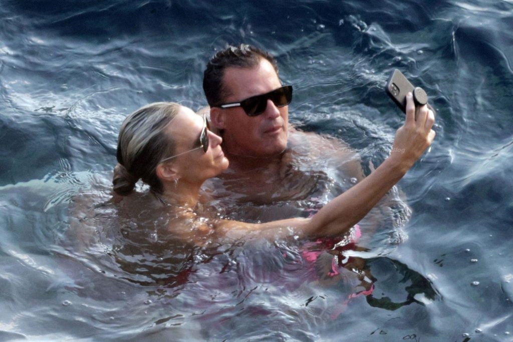 Molly Sims &amp; Scott Stuber Enjoy a Relaxing Sea Holiday in Capri (62 Photos) [Updated]