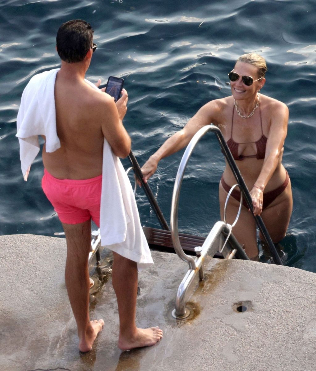 Molly Sims &amp; Scott Stuber Enjoy a Relaxing Sea Holiday in Capri (62 Photos) [Updated]