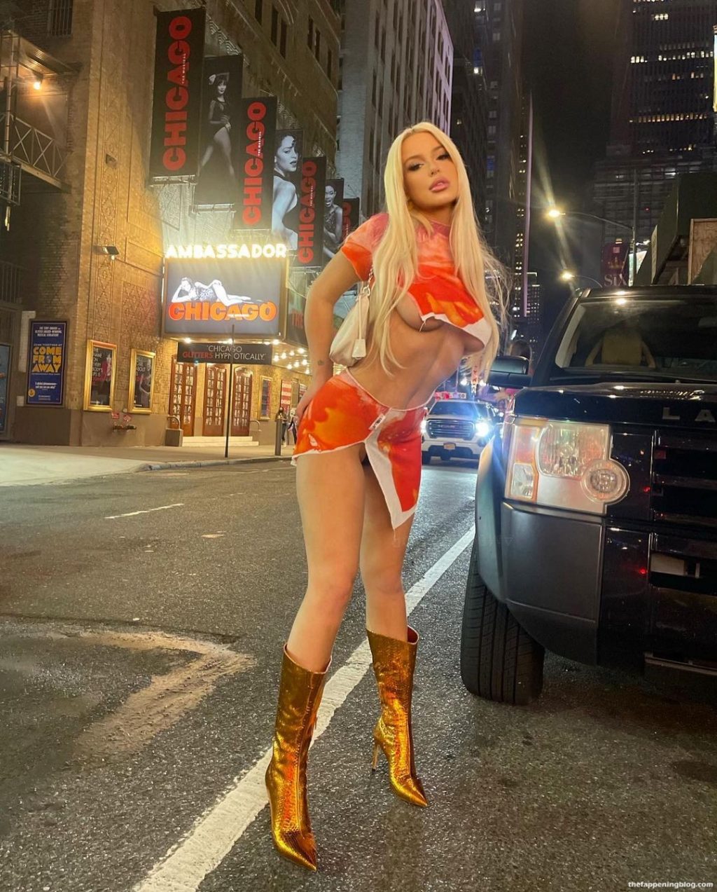 Tana Mongeau Shows Her Underboob in New York (8 Photos)