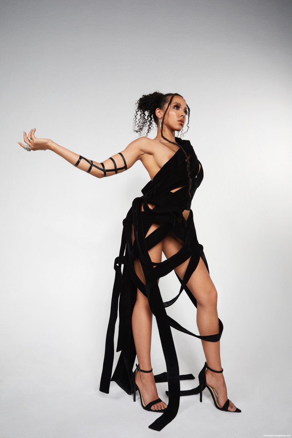 Best Tinashe Shows Off Her Sexy Tits (3 New Photos)