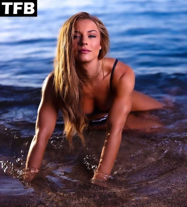Nikki Leigh Nude &amp; Sexy Collection (24 Photos)