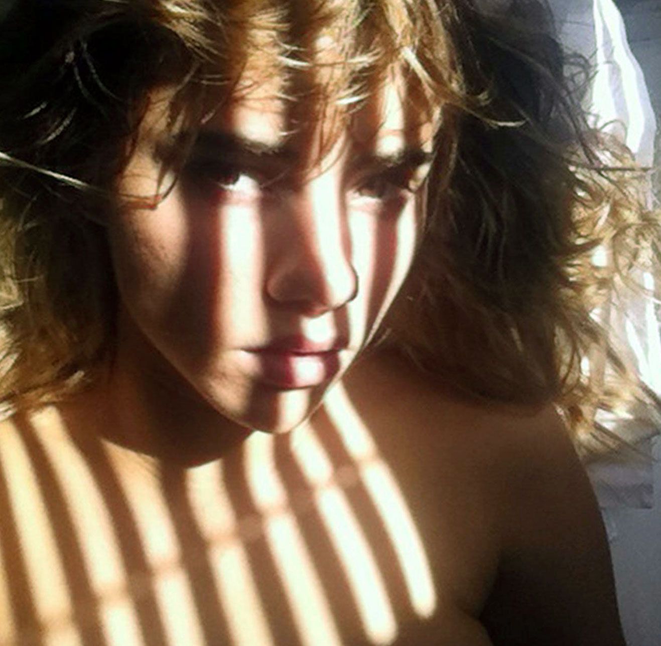 0907234845742_009_Suki-Waterhouse-nude-naked-sexy-topless-hot-cleavage-10-4-thefappeningblog.com_.jpg