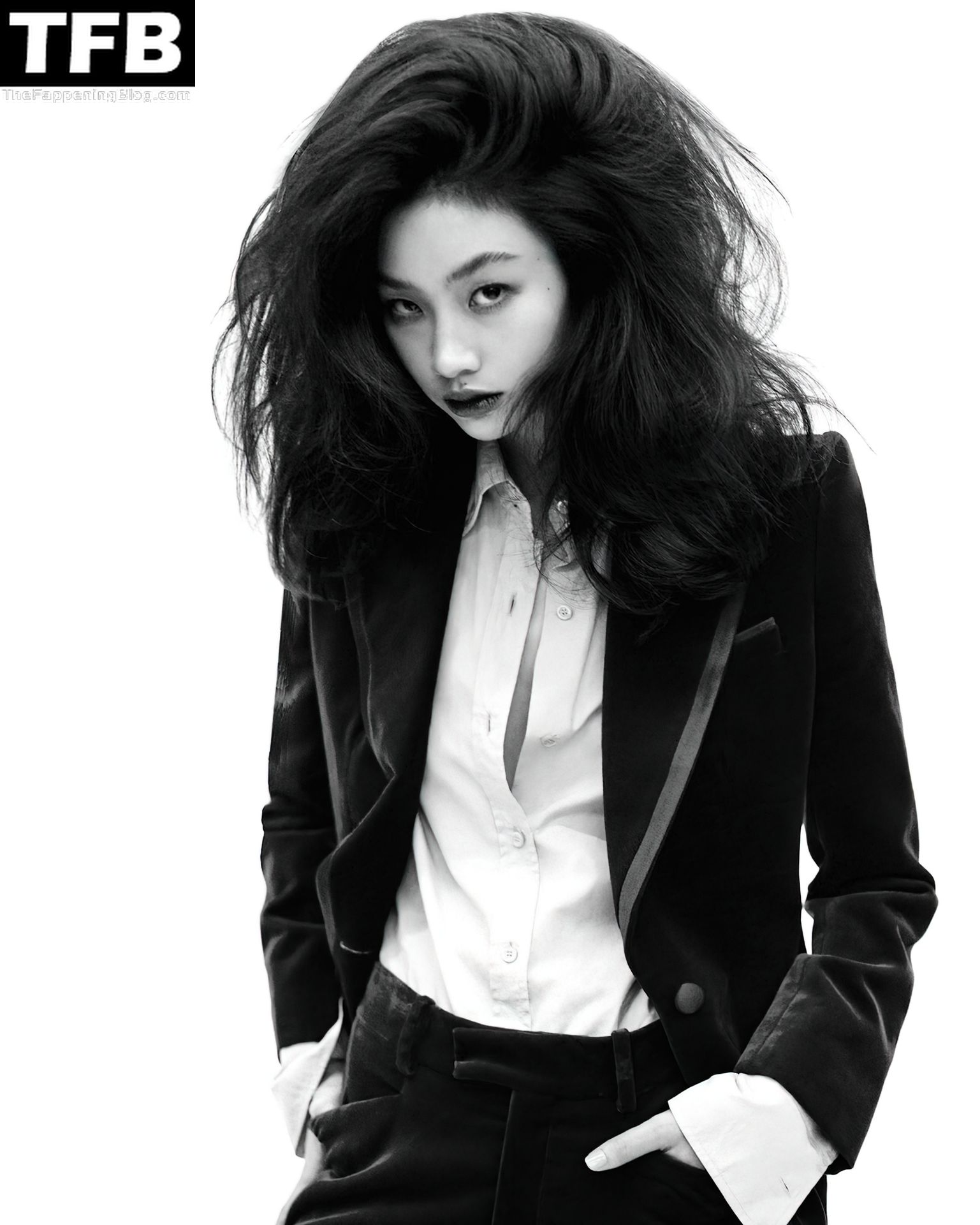 Hoyeon-Jung-Sexy-Topless-Vogue-Korea-November-2021-Issue-4-thefappeningblog.com_.jpg