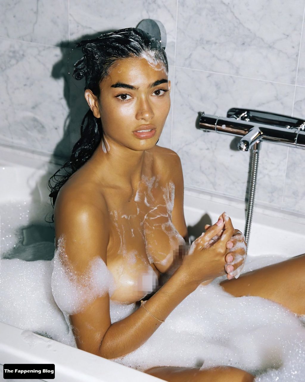 Kelly Gale Poses Naked in the Bathroom (7 Photos)