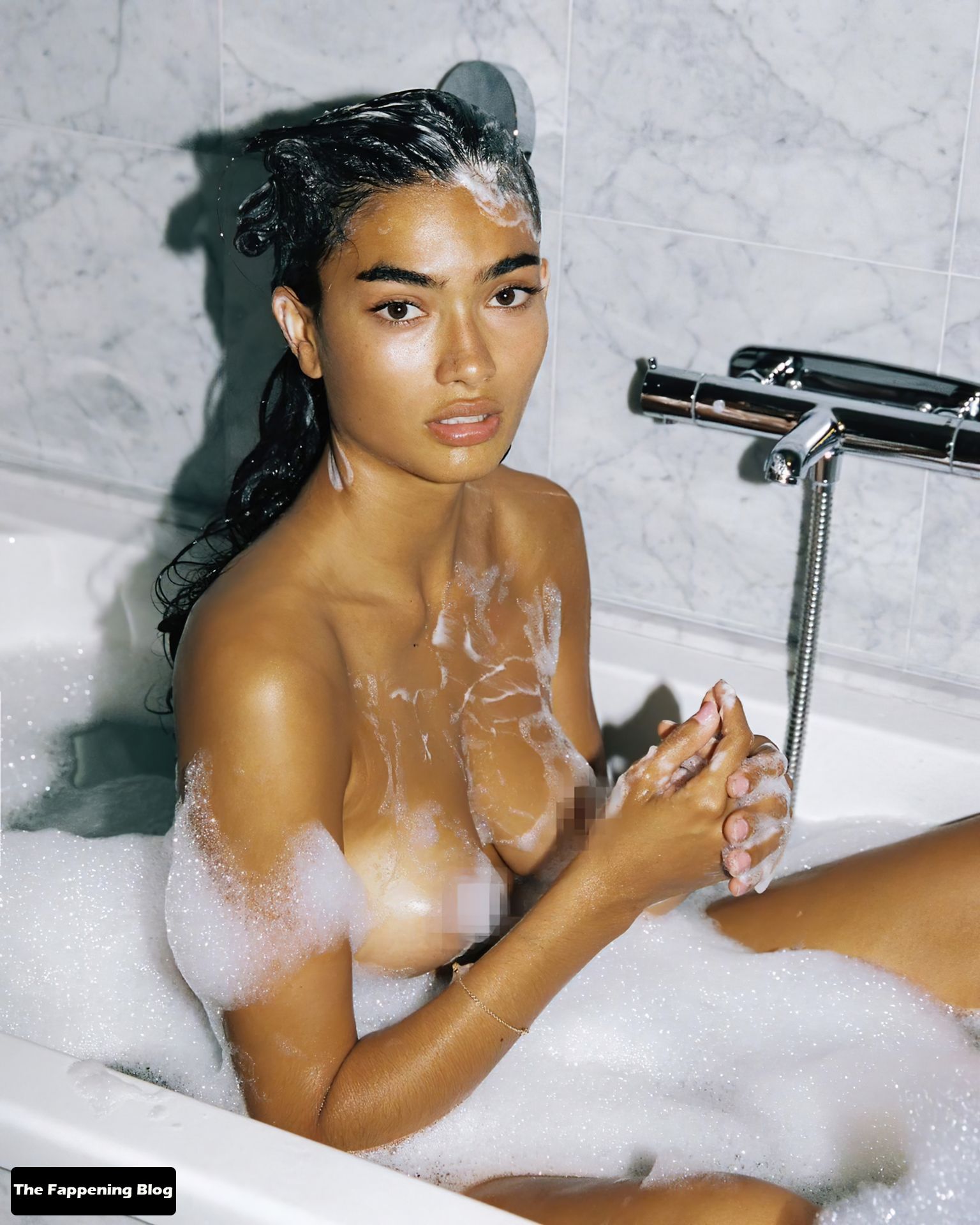 Kelly Gale Poses Naked in the Bathroom (7 Photos) .