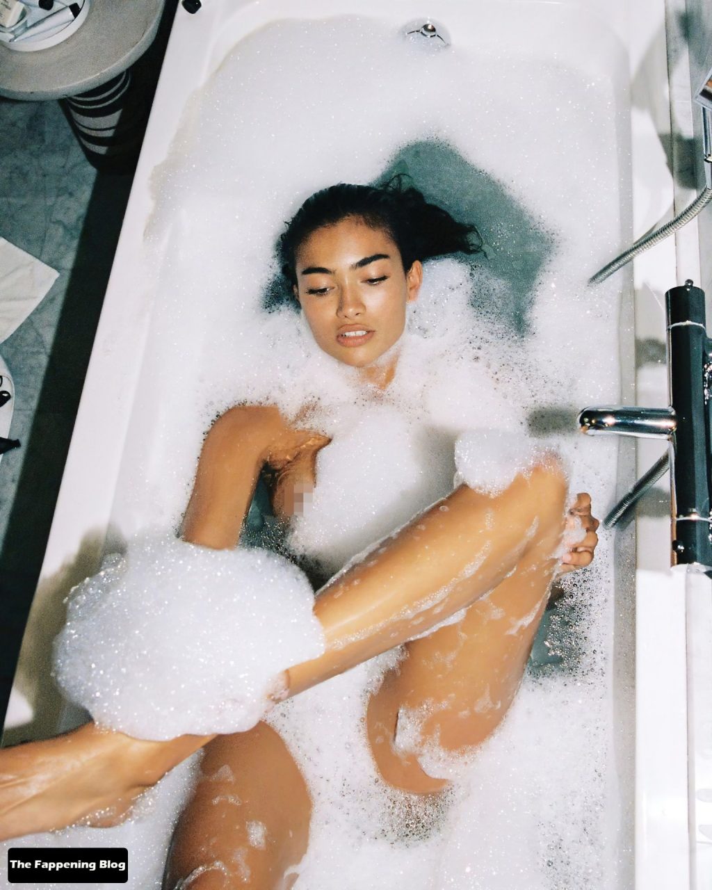 Kelly Gale Poses Naked in the Bathroom (7 Photos)