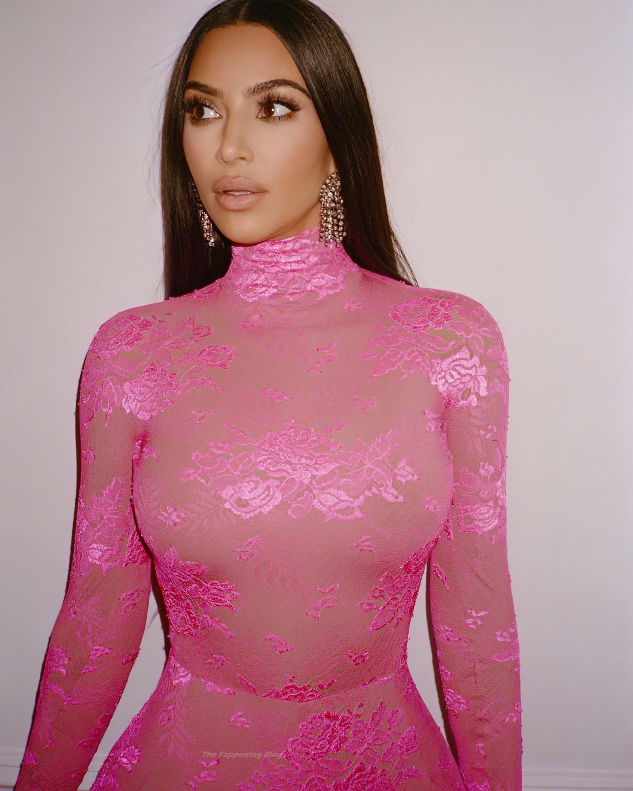 [Image: Kim-Kardashian-Busty-in-Pink-Dress-11-th...scaled.jpg]
