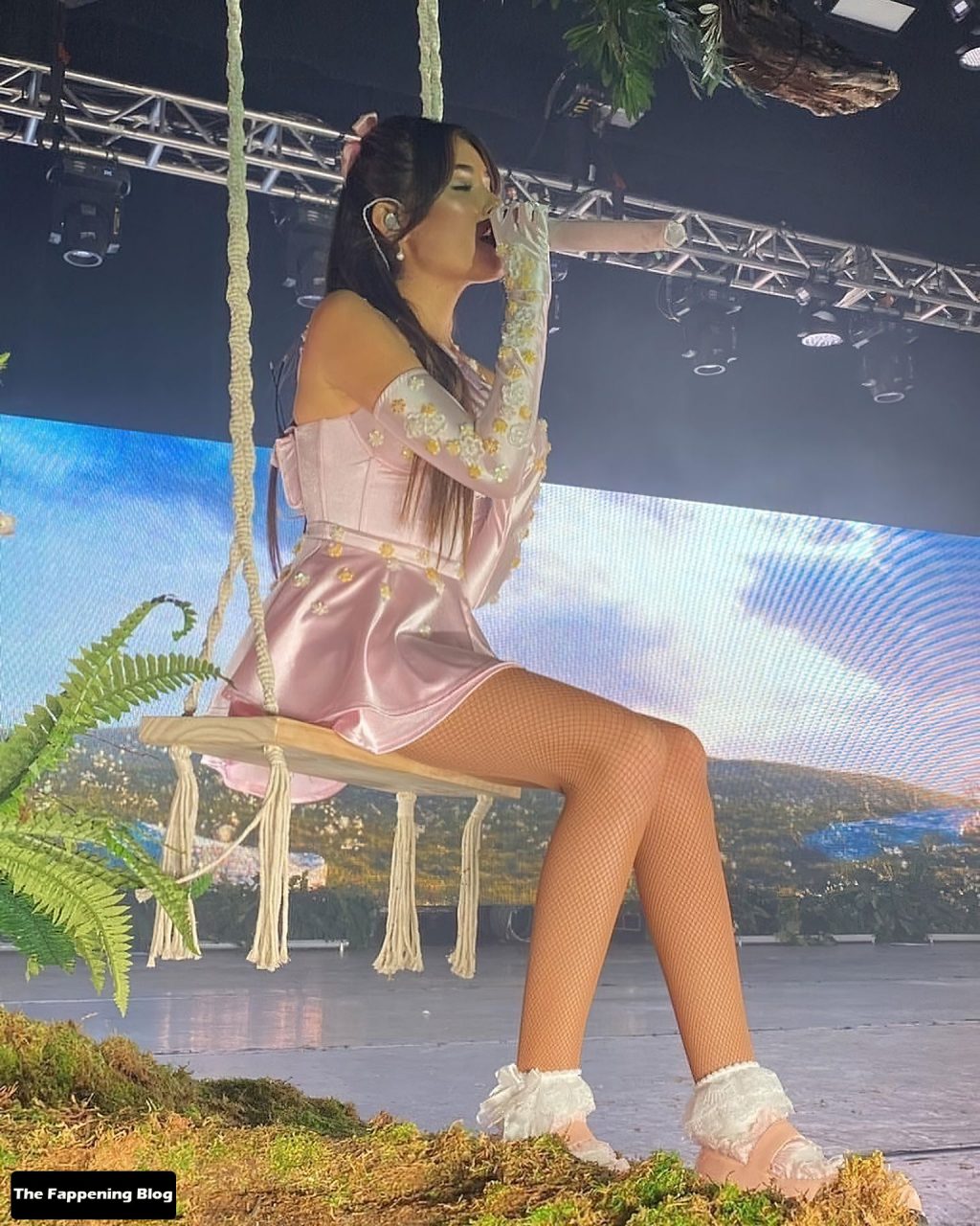 Madison Beer Displays Her Slender Legs and Tits on Stage in Toronto (25 Photos)