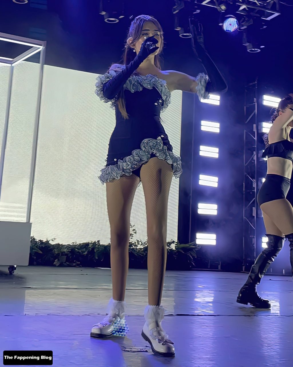 Madison Beer Displays Her Slender Legs and Tits on Stage in Toronto (25 Photos)