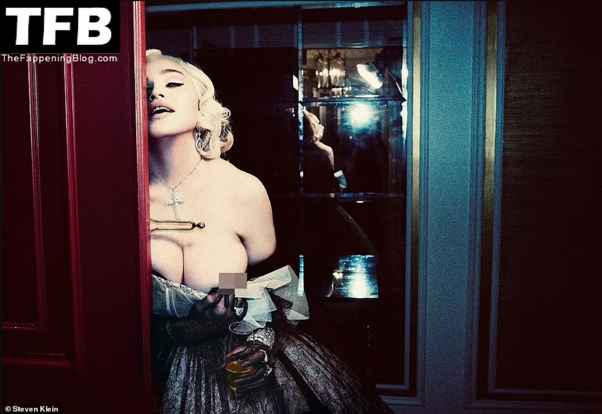 Madonna-Nude-Sexy-V-Magazine-2-thefappeningblog.com_.jpg
