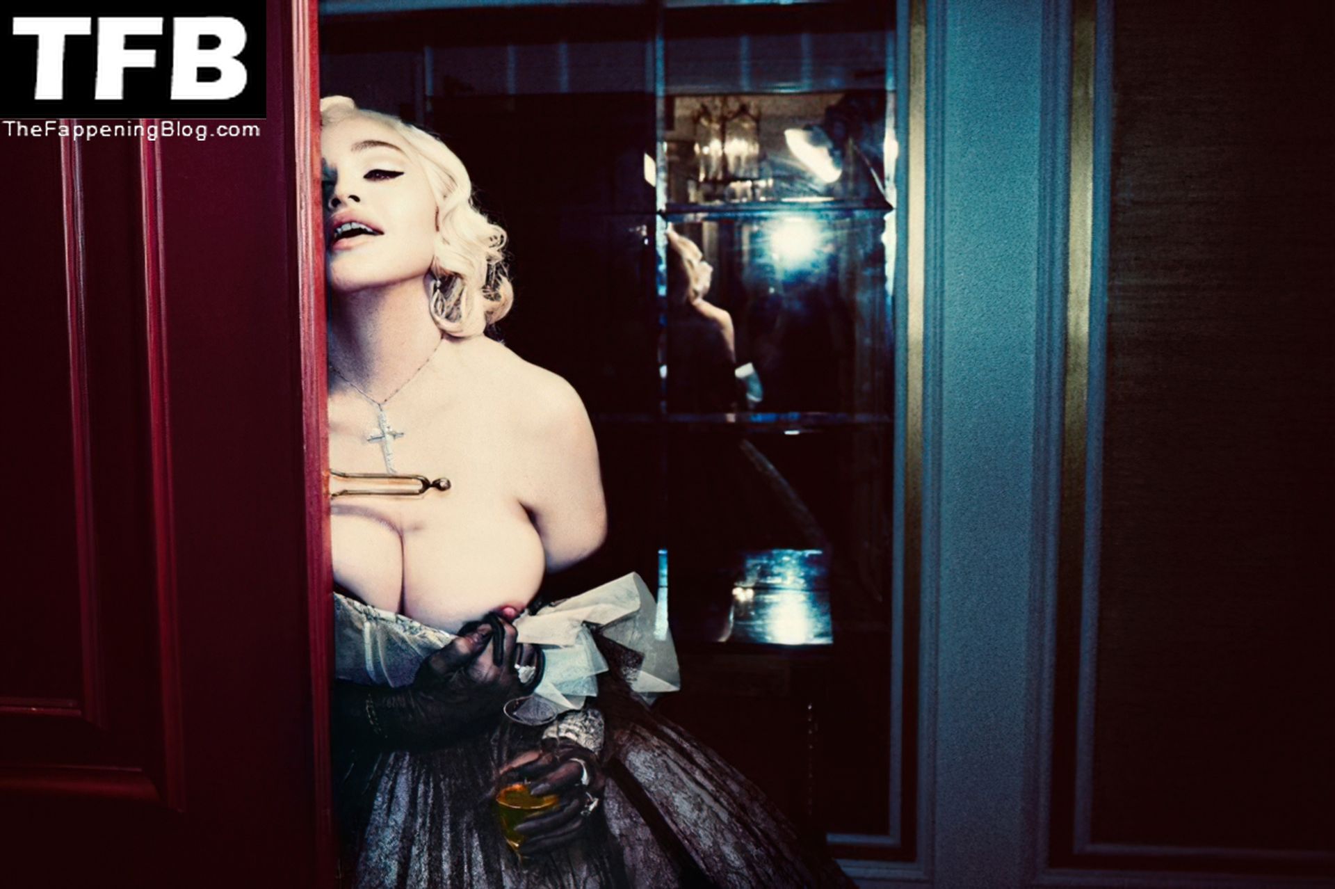 Madonna-Nude-Sexy-V-Magazine-8-thefappeningblog.com_.jpg