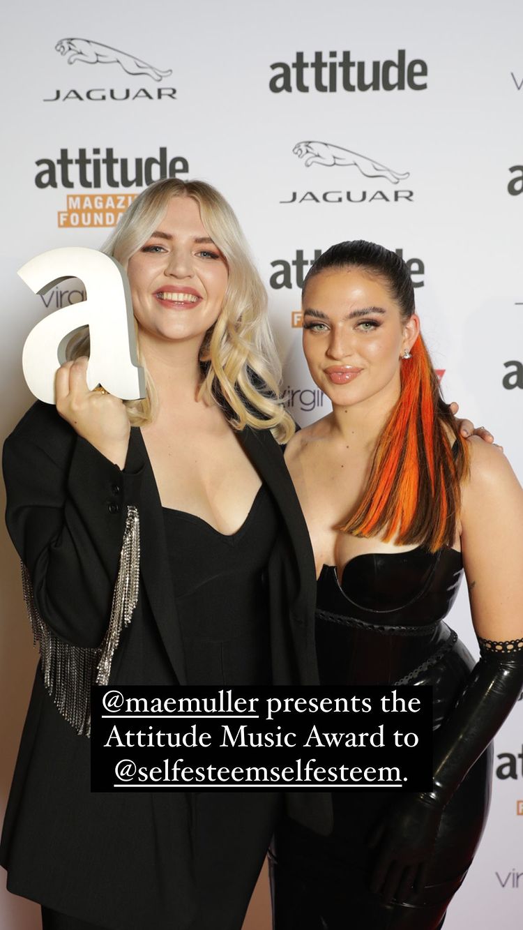 Mae Muller Shows Off Her Tits at The Virgin Atlantic Attitude Awards (8 Photos + Video)