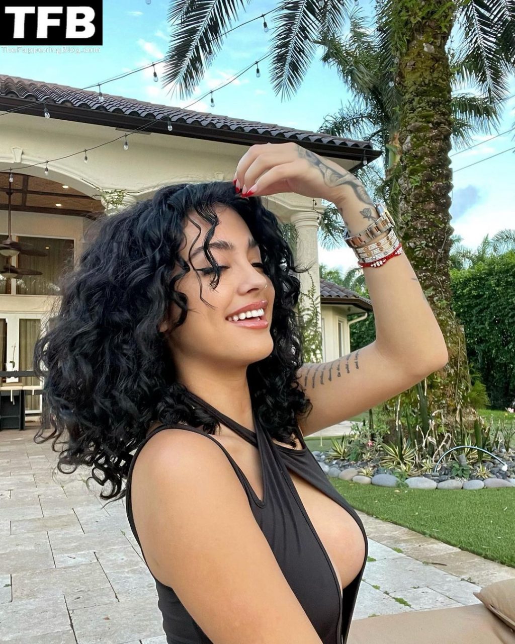 Malu Trevejo Shows Off Her Sexy Tits (5 Photos)