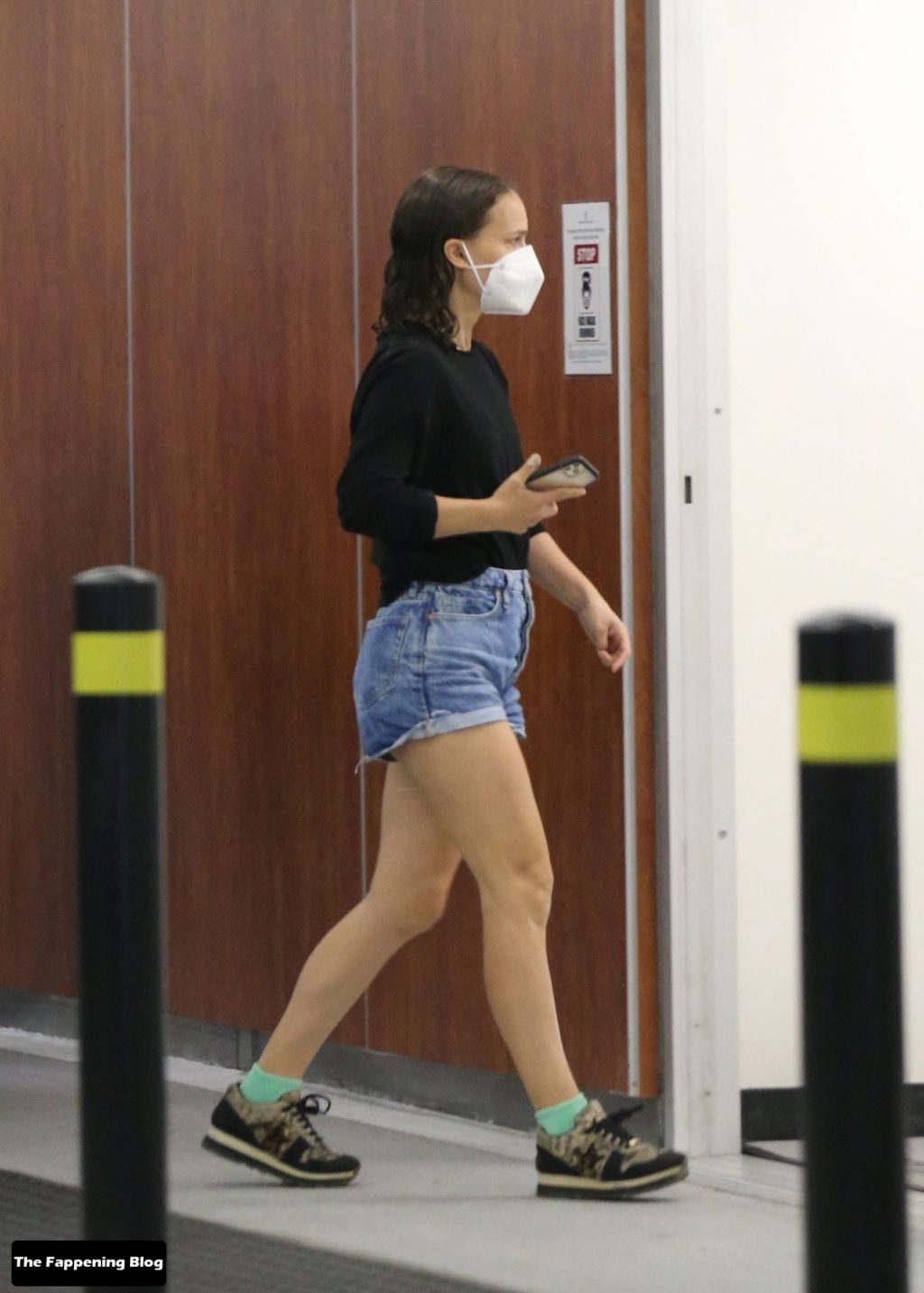 Leggy Natalie Portman Goes to a Medical Center in Beverly Hills (9 Photos)