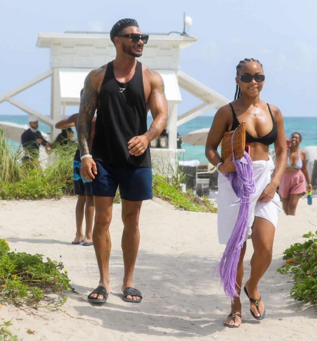 Pauly D &amp; Nikki Hall Works On Their Tans Together in Miami Beach (27 Photos)