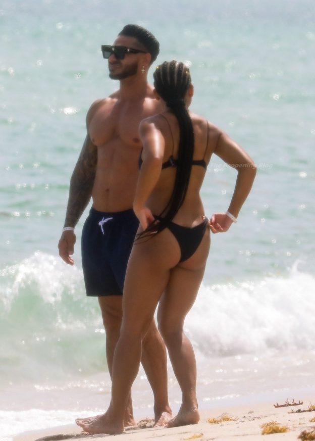 Pauly D Nikki Hall Works On Their Tans Together In Miami Beach 27