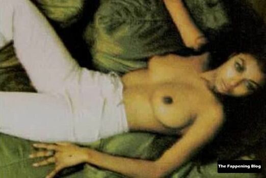 Shakira Caine Nude Leaks Photo 19
